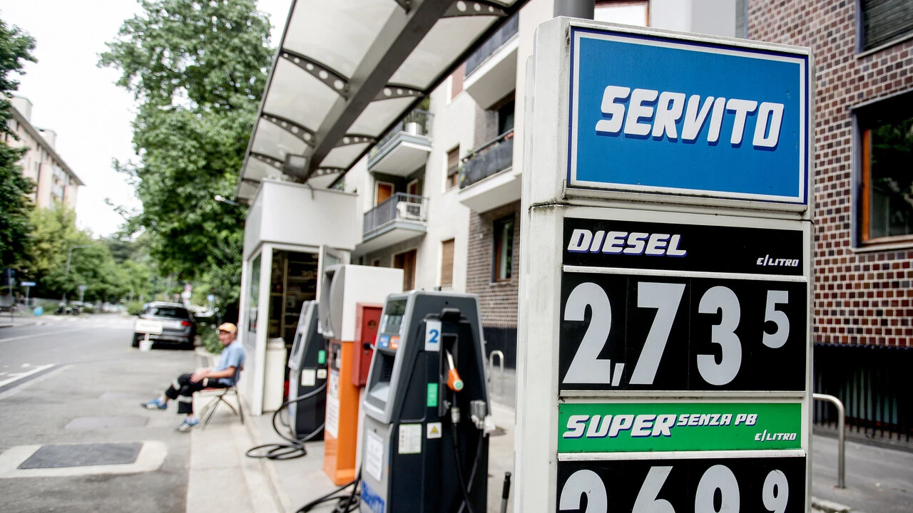 A Milano la benzina vola oltre 2,6 euro