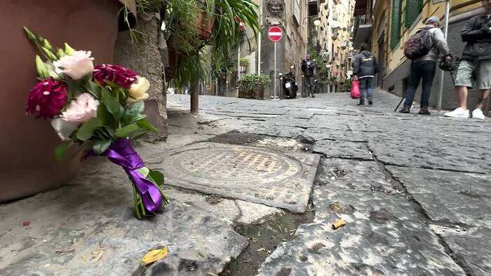 Turista morta a Napoli, fiori sul luogo dell'incidente