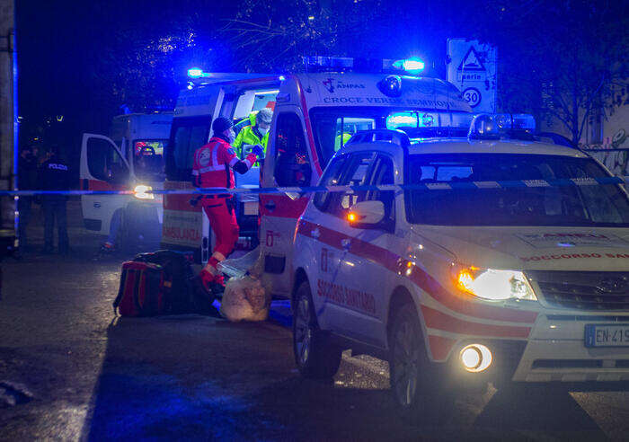 19enne accoltellato per strada nella notte a Milano