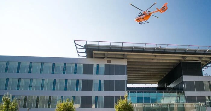 Muore a 15 anni dopo un malore mentre era in piscina