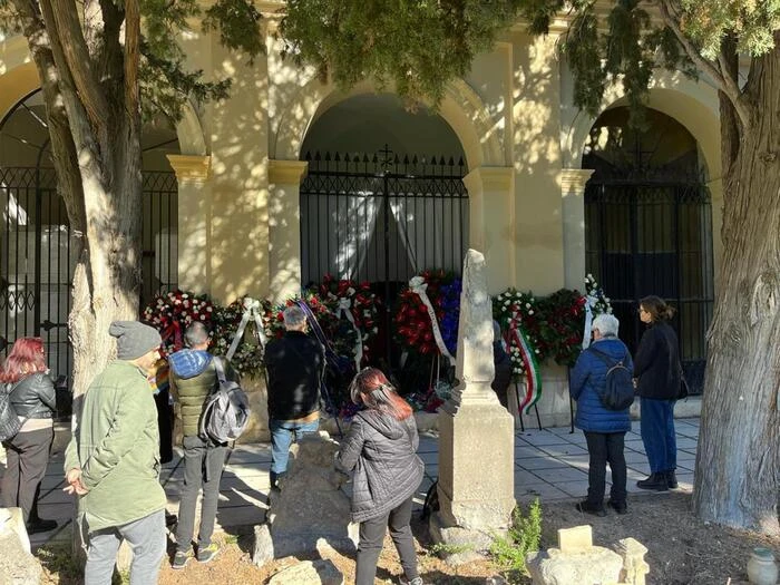 Completata la lapide di Gigi Riva con 'grazie Sardegna'