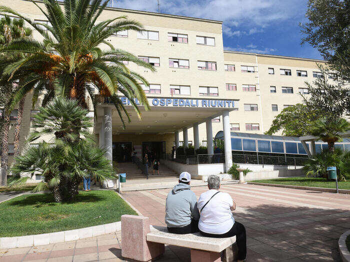 Detenuto in ospedale Foggia tenta di sottrarre pistola ad agente