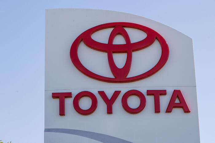 Toyota posticipa avvio produzione veicoli elettrici in Usa