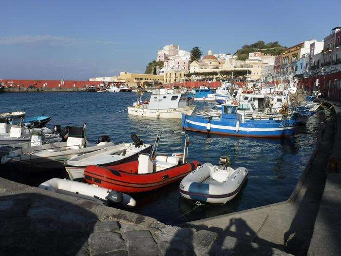 16enne violentata a Ponza, i suoi genitori erano al lavoro