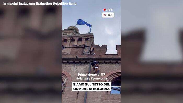 G7 Scienza, protesta di Extinction Rebellion: attivisti si calano dal Comune di Bologna