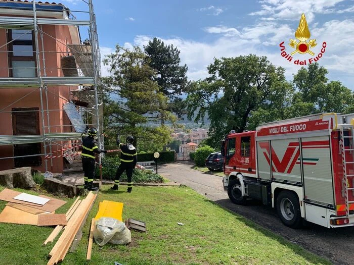 Operai precipitano da un ponteggio per sei metri, sono gravi