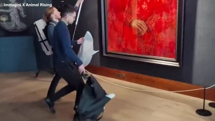 Londra, azione degli animalisti sul ritratto di re Carlo