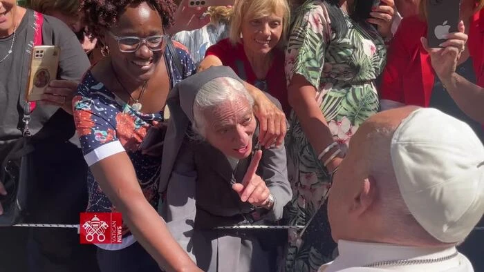 Vaticano, siparietto sull'eta' fra il Papa e un'anziana suora