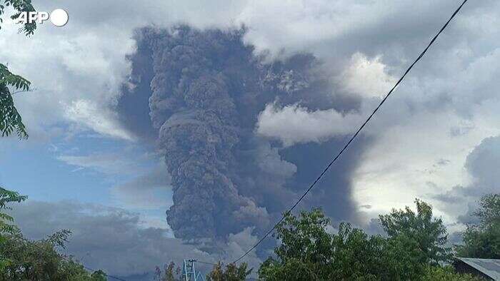 Indonesia, non si arresta l'eruzione del vulcano Lewotobi Laki-Laki