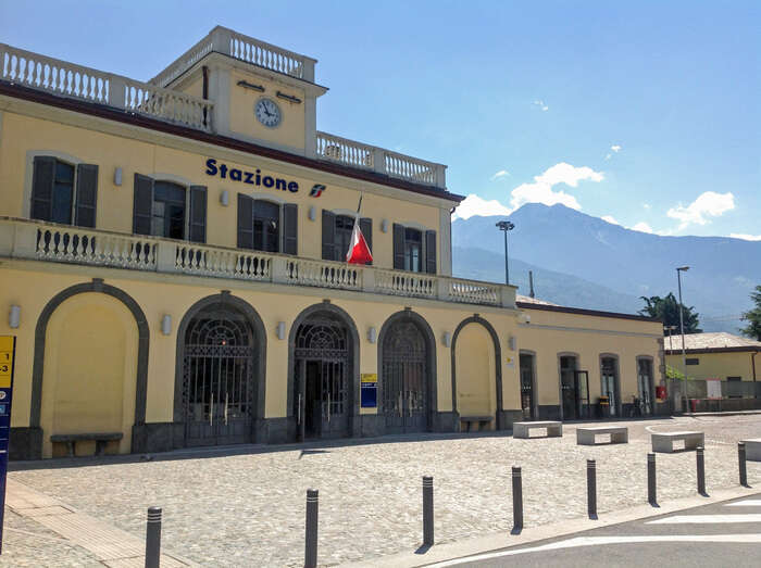 Treno vuoto deraglia a Sondrio, macchinista in ospedale