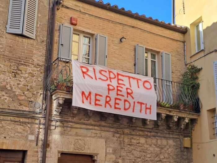 In centro Perugia drappo con scritta 'Rispetto per Meredith'