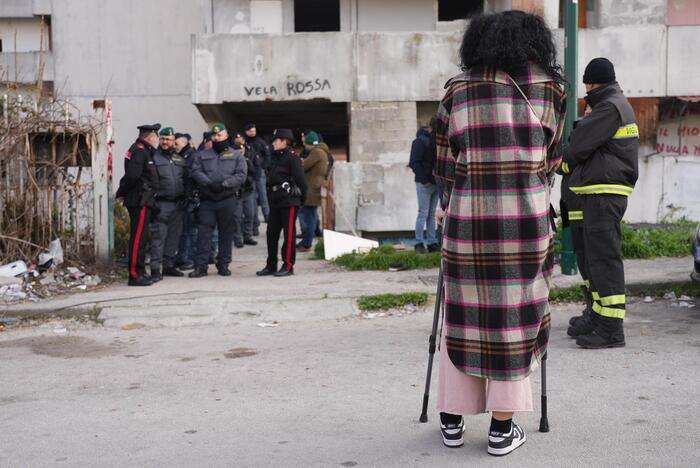 Sgombero Vela Rossa di Scampia, vanno via le ultime 11 famiglie