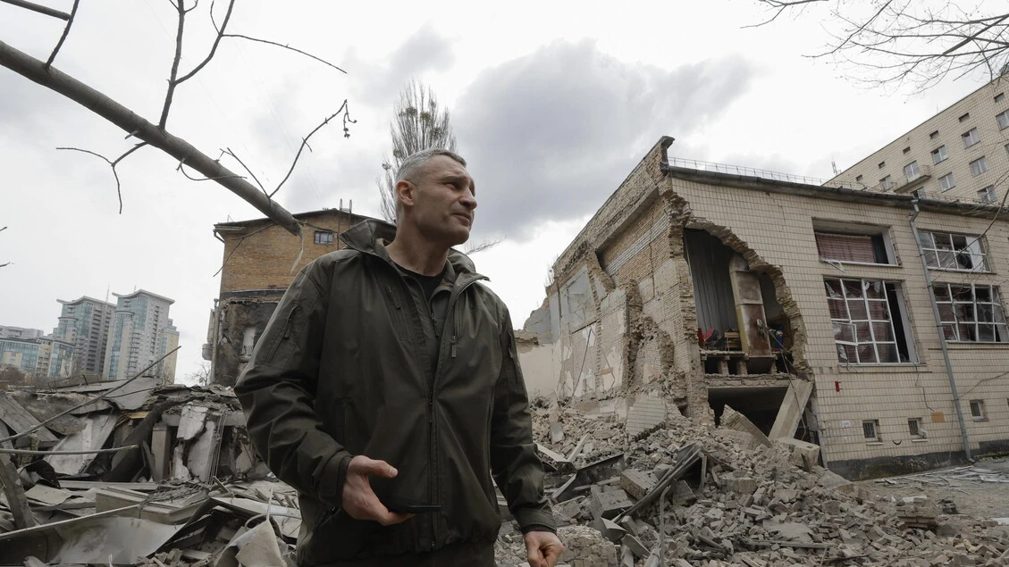 Kiev, 'edificio residenziale colpito, si scava sotto le macerie'