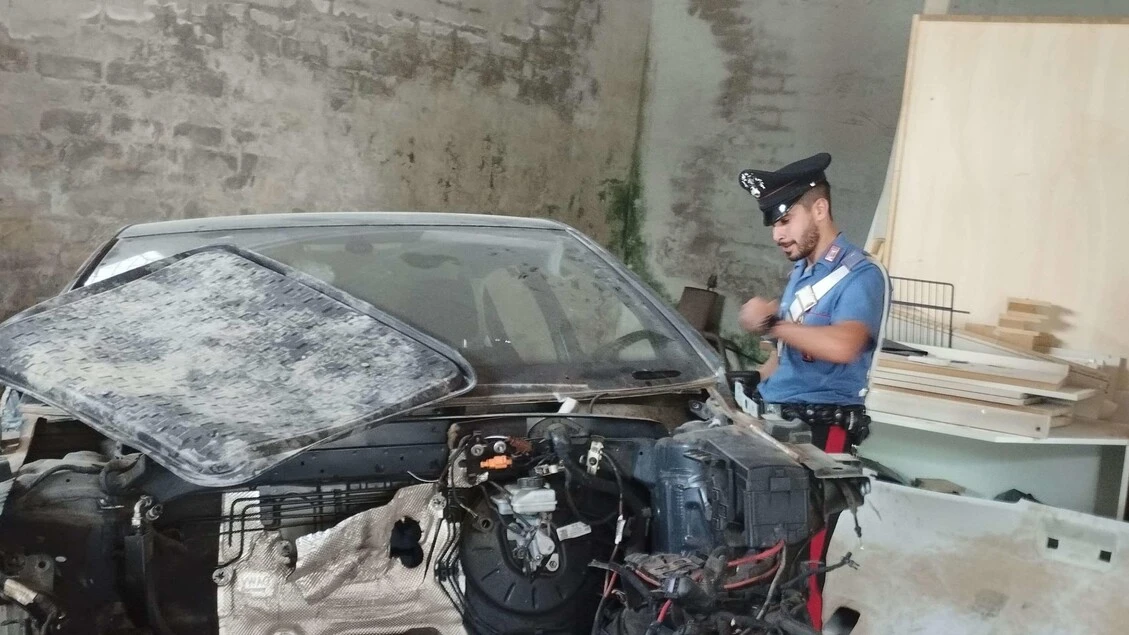 Deposito di auto rubate scoperto nel Catanese, un arresto