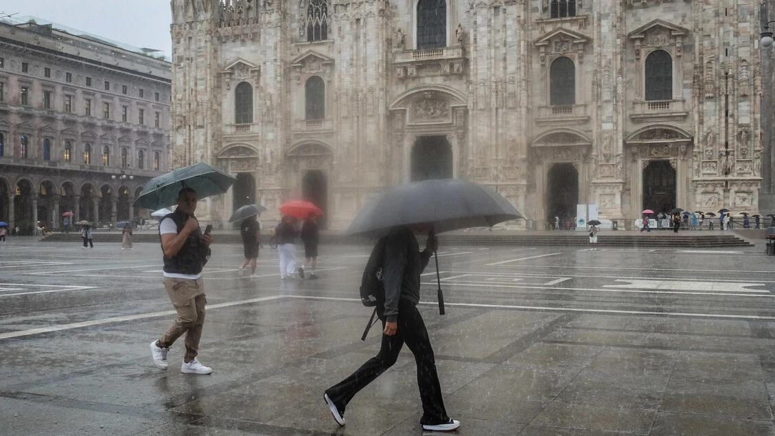 Buio, forte pioggia e vento impetuoso su Milano