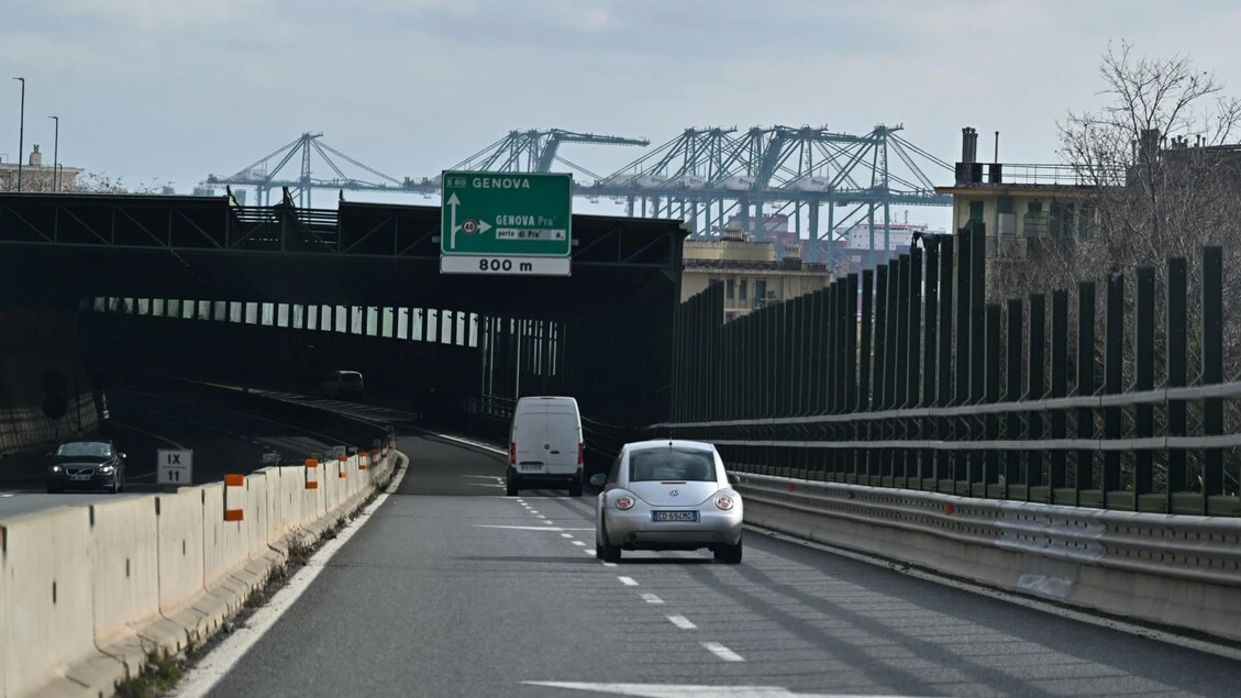Camion ribaltato, riaperta l'A10 verso Genova ma 6 km di coda