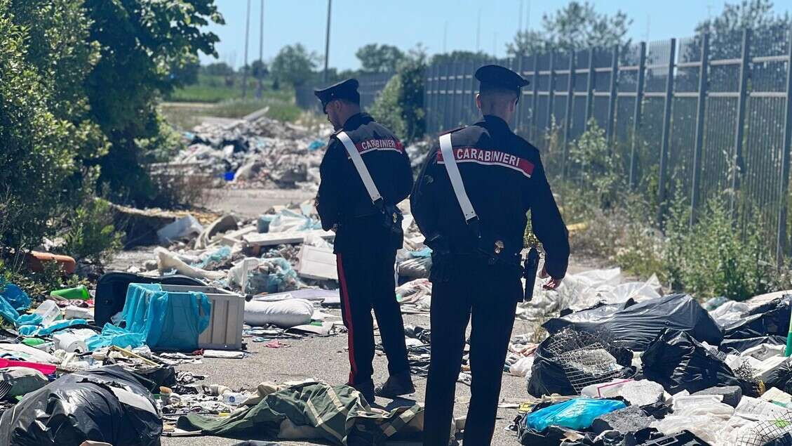 Terreno utilizzato illegalmente come discarica di auto