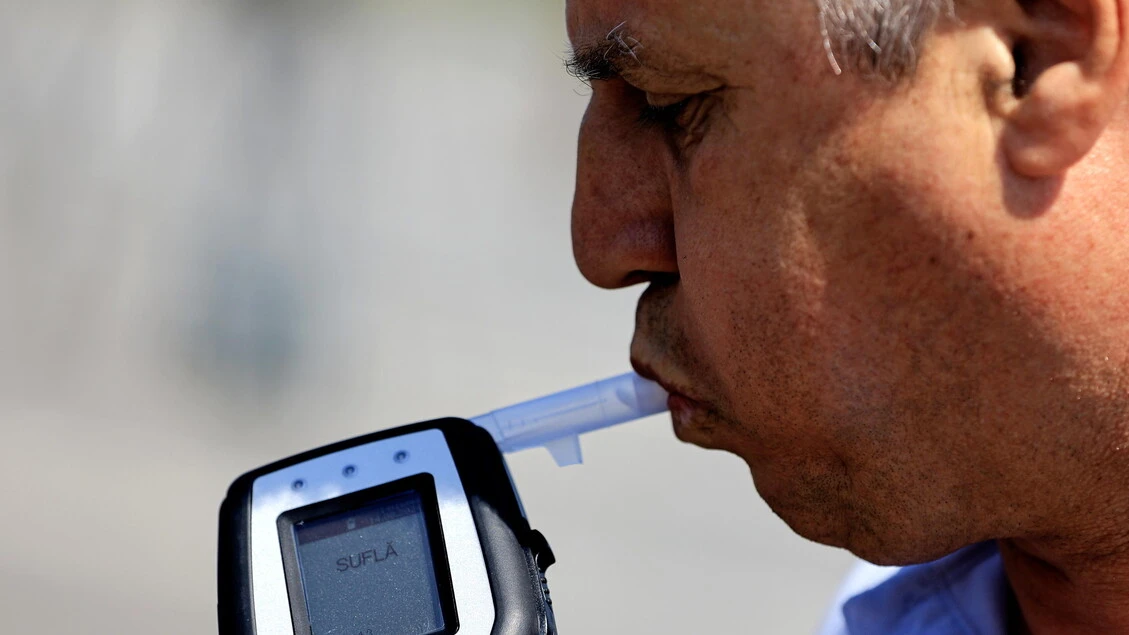 Rifiuti di sottoporsi ad alcoltest, denuncia, ritiro di patente e sequestro auto