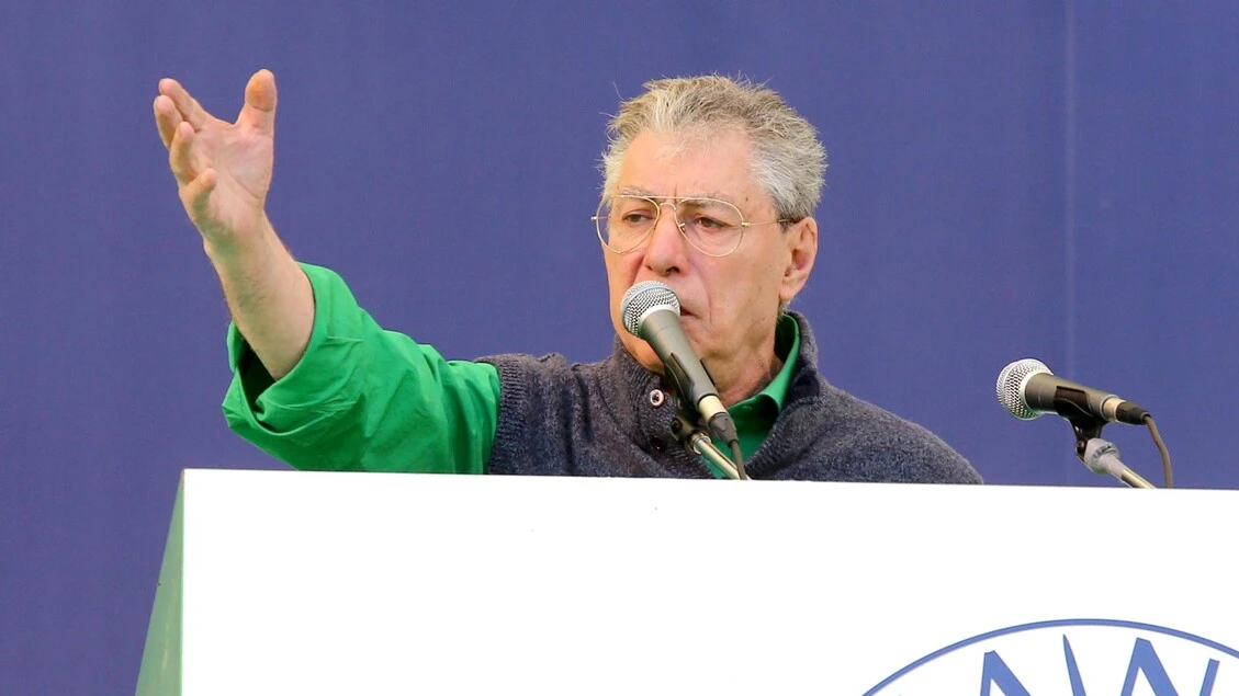Umberto Bossi compie 84 anni, i messaggi per il compleanno
