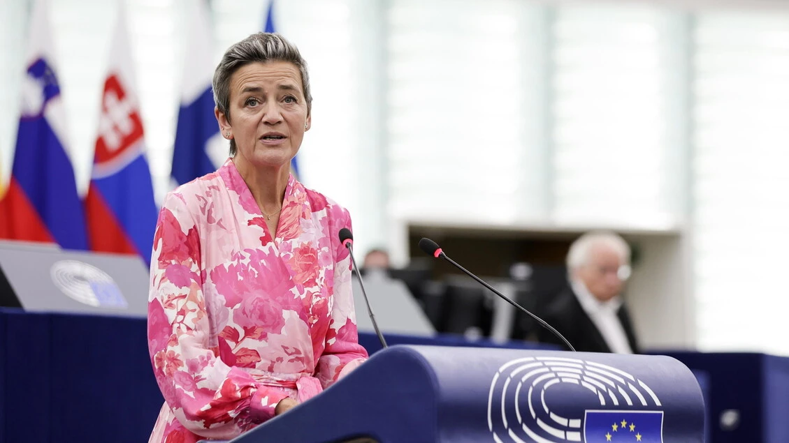 L'ex commissaria Ue Vestager si reinventa testimonial di scarpe