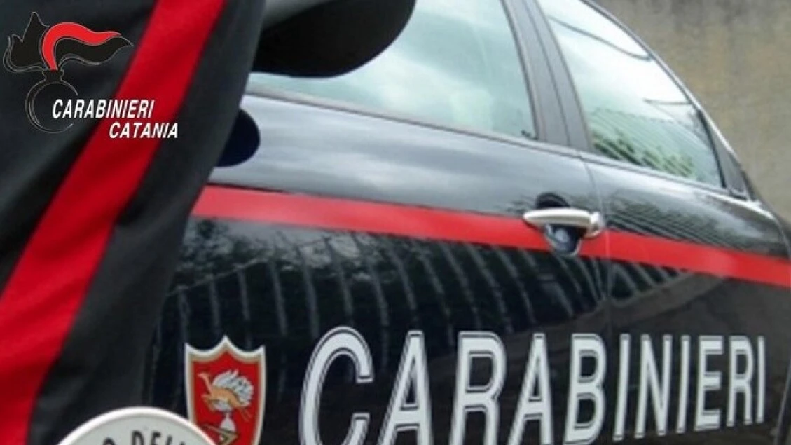Genitori in caserma per denunciarlo, appicca fuoco a casa