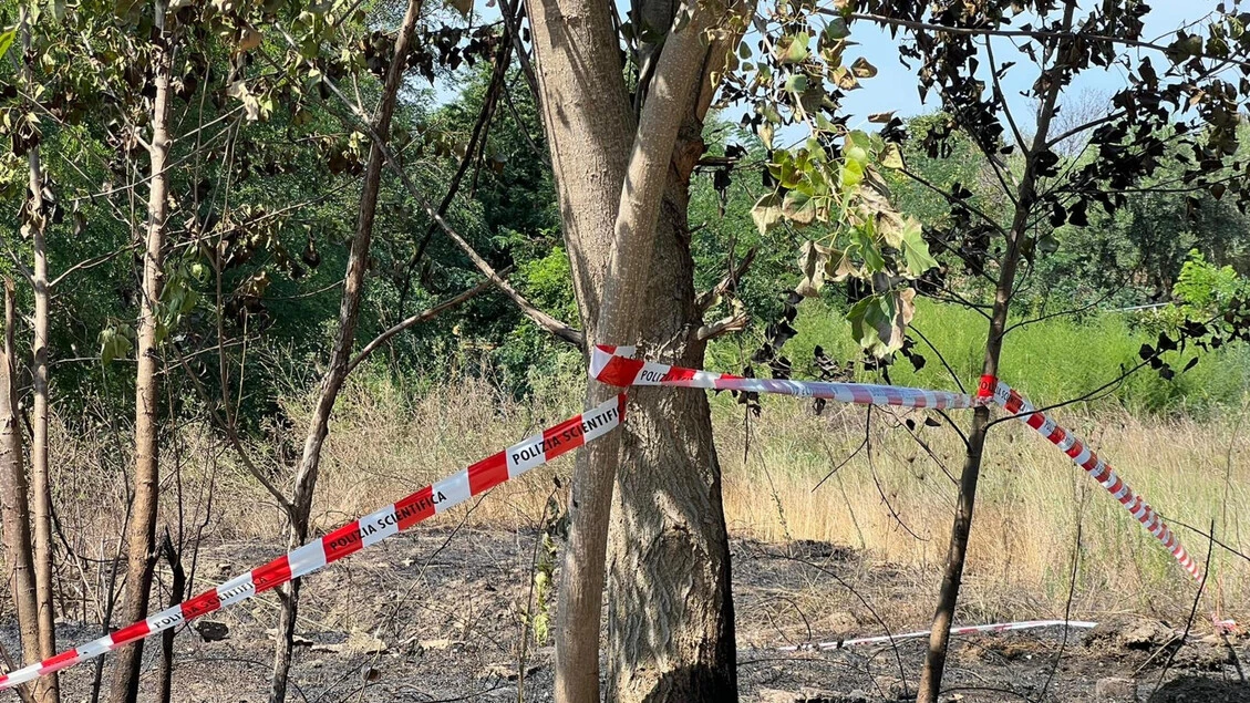 Cadavere tra sterpaglie in fiamme nella Bergamasca