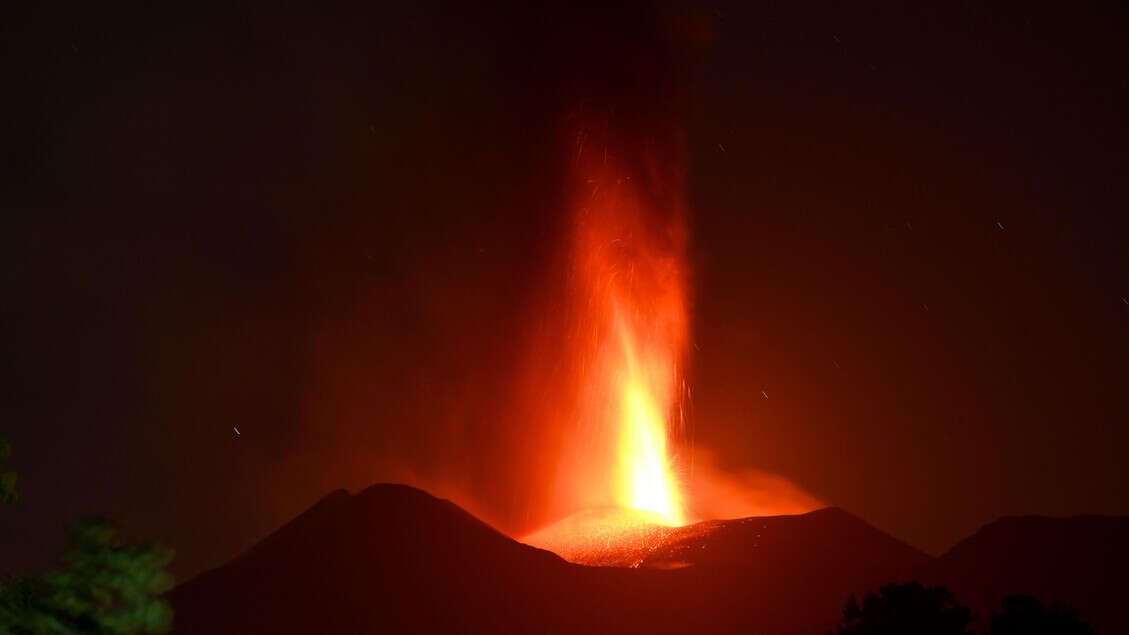 Etna: attività stromboliana dai crateri sommitali