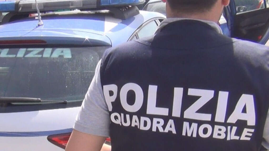 Si sente male in classe e confida a prof, violentata da un amico