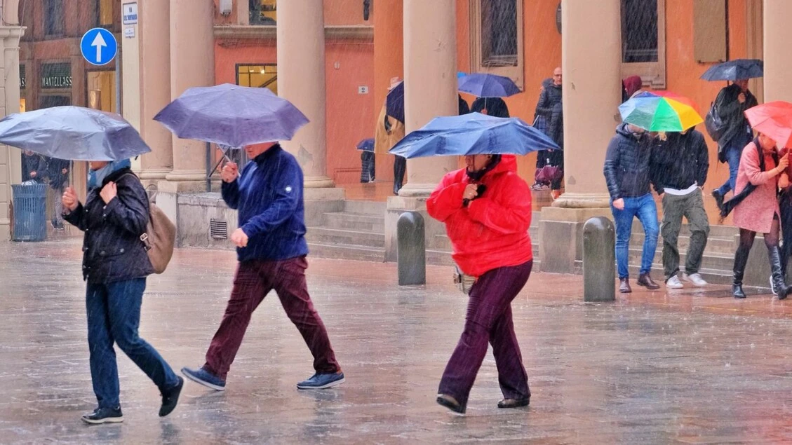 Maltempo, piogge e temporali al Sud, otto regioni in 'giallo'