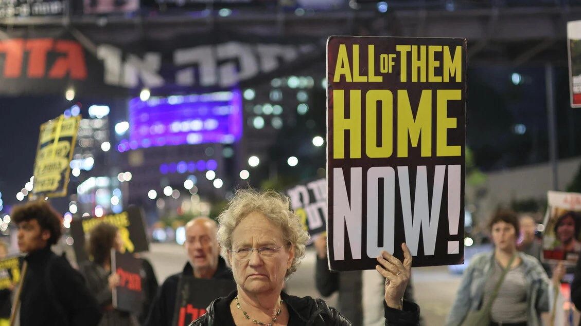 Famiglie pubblicano clip rapiti, 'siamo morti che camminano'