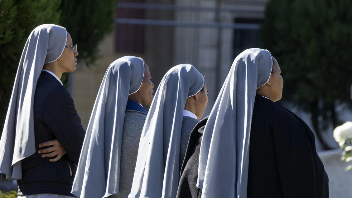Tenta una rapina e spara a salve durante la messa, l'uomo è in fuga