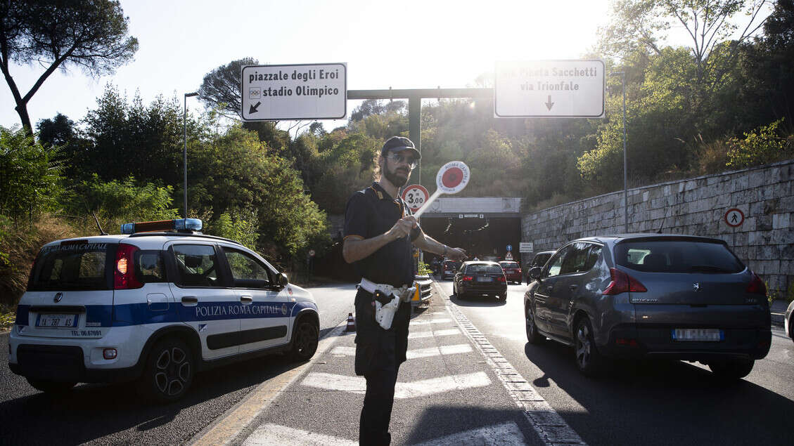 Travolta da un'auto, muore una 19enne a Roma