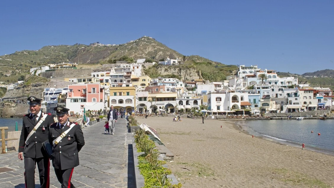 Serata in locale a Ischia finisce in rissa, sei denunciati