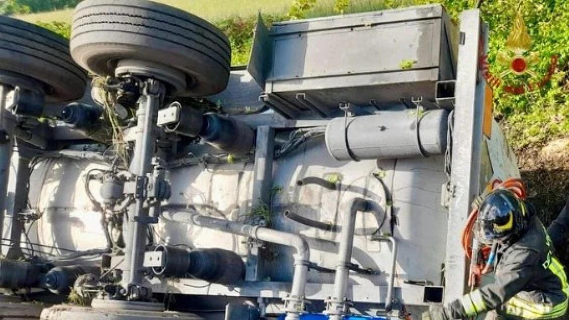 Mezzo pesante si ribalta, 9 km di coda sulla A1