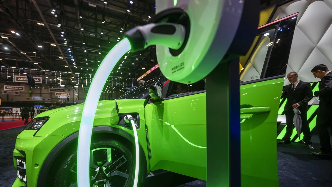 Francia, bonus di 1.000 euro per e-car con batteria europea