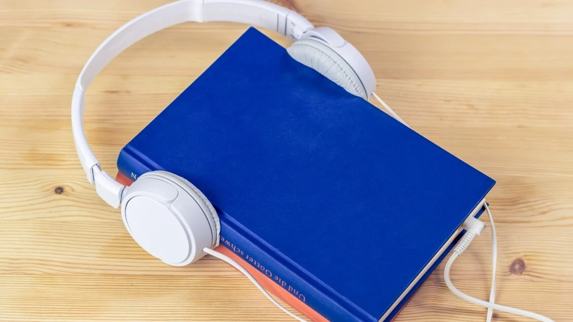Crescono gli ascoltatori di audiolibri, +14% dal 2021 al 2025