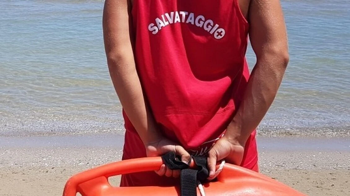 Intrappolata nella sabbia a 40 metri da riva, bagnino la salva