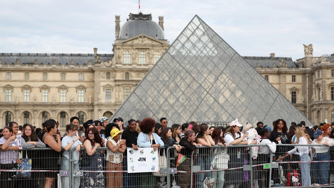 Rapina al Louvre all'apertura, polizia e ministra sul posto