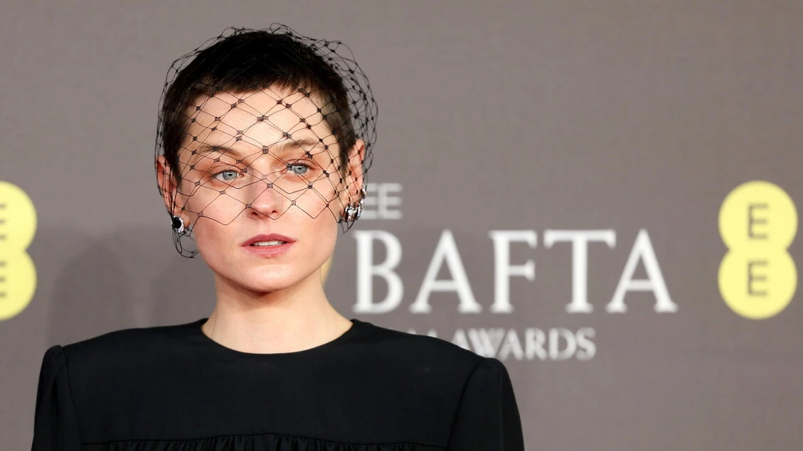 Emma Corrin e Jack Lowden in Orgoglio e Pregiudizio di Netflix
