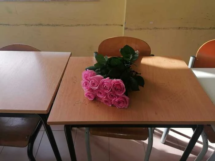 Fidanzati morti in incidente, mazzo fiori su banco studentessa