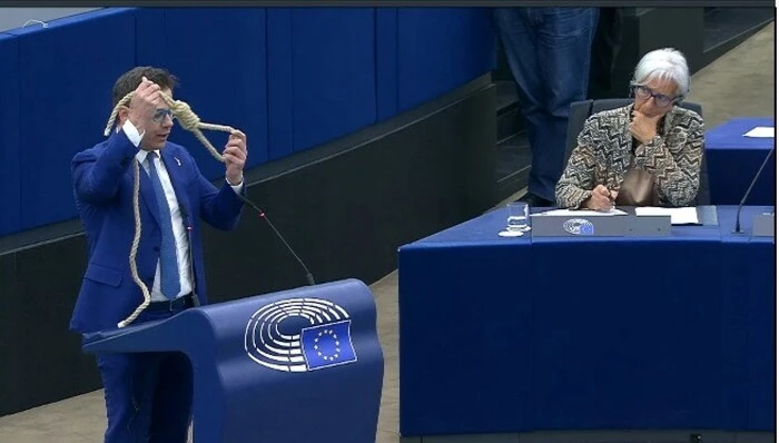 Ciocca (Lega) sventola un cappio davanti a Lagarde in Aula al Pe