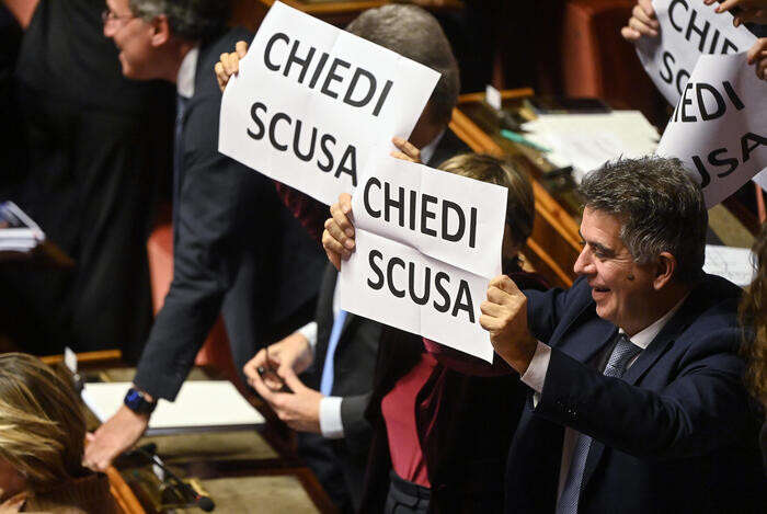 Al Senato il Pd espone cartelli 'Chiedi scusa' contro Salvini