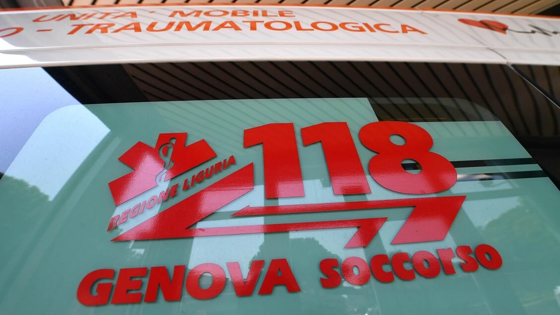 Bimbo di 7 anni cade dal tetto per recuperare una pallina