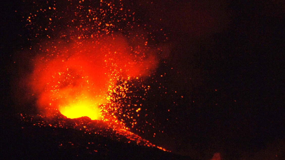 Etna: attività stromboliana e nube lavica da cratere Sud-Est