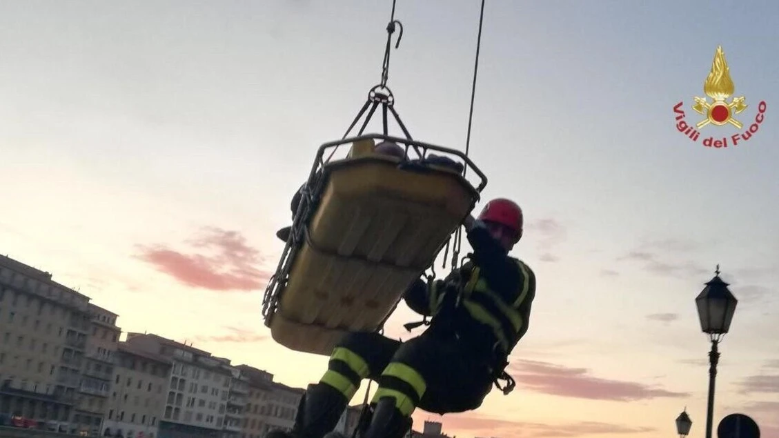 Precipita da spallette dell'Arno a Pisa, grave 32enne