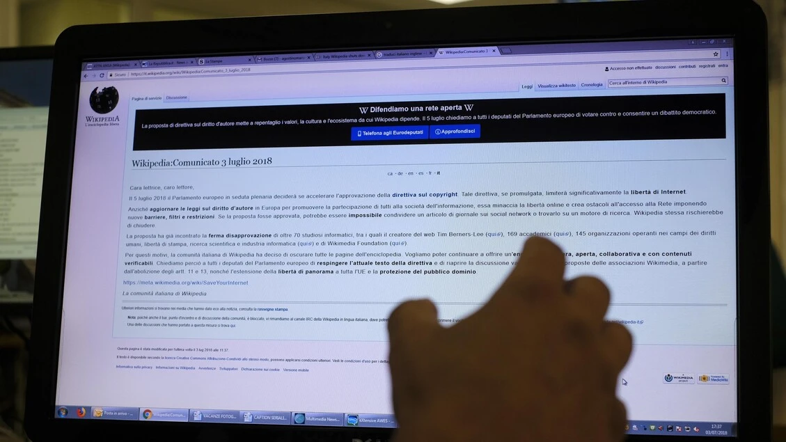 Allarme Wikipedia, con l'IA traffico giù dell'8%