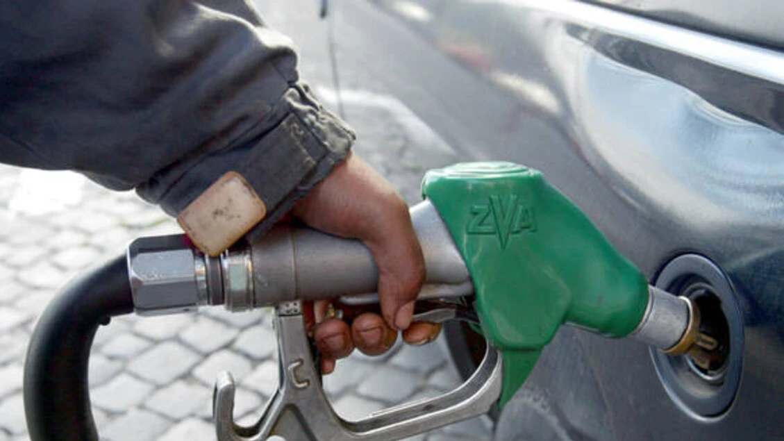 Benzina al self a 1,937 euro, gasolio a 2,037 euro