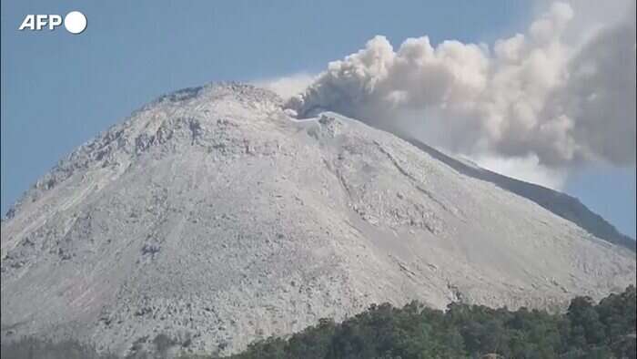 Indonesia, il vulcano Lewotobi Laki-laki erutta nubi di cenere