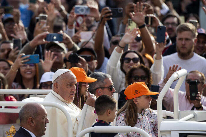 Il Papa, pochi bambini, bisogna bastonare l'Italia