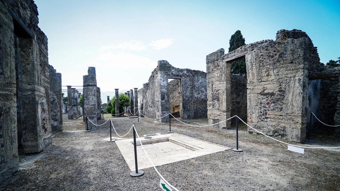 Pietre dell'antica Pompei come souvenir in zaino turista